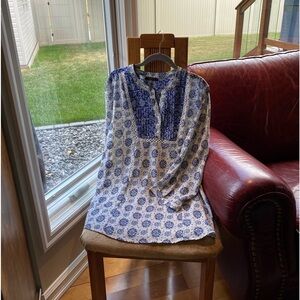Full figure flattering tunic cream and blue print. 3/4 sleeve. Comfortable